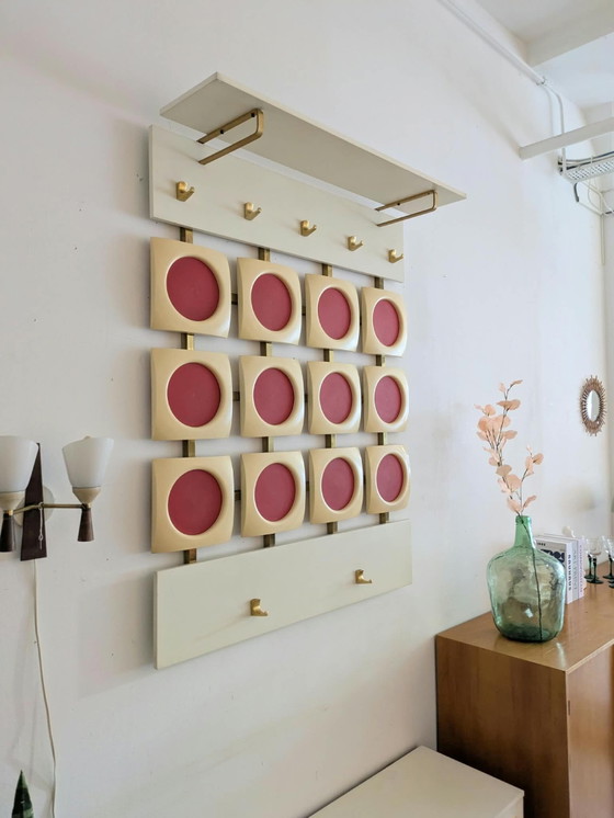 Set vintage, retrò di Appendiabiti e credenza – Ottone, Plastica (photo 9 of 14)