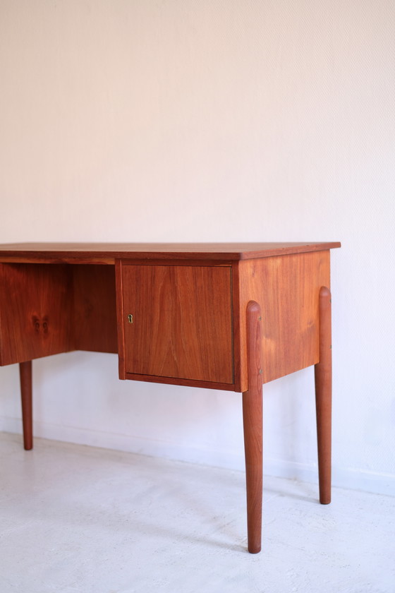 Dänischer Schreibtisch aus den 1960er Jahren – Wood (photo 3 of 11)