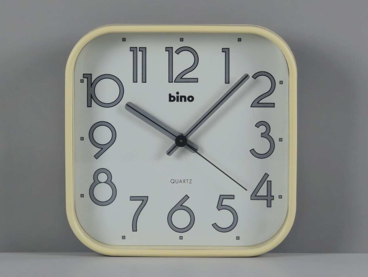 Horloge murale BINO / LORENZ à quartz en plastique beige et blanc des années 1980 - Décoration intérieure moderniste italienne.