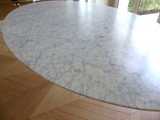 Image 1 of Table " Saarinen Dining Table - Oval " en marbre Statuarietto satiné by KNOLL design Eero Saarinen - 244 cm
