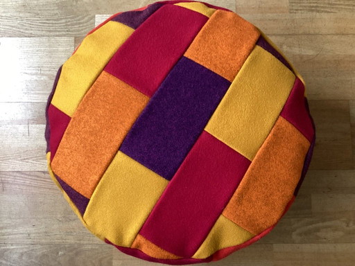 Poef van kleurrijk vilt