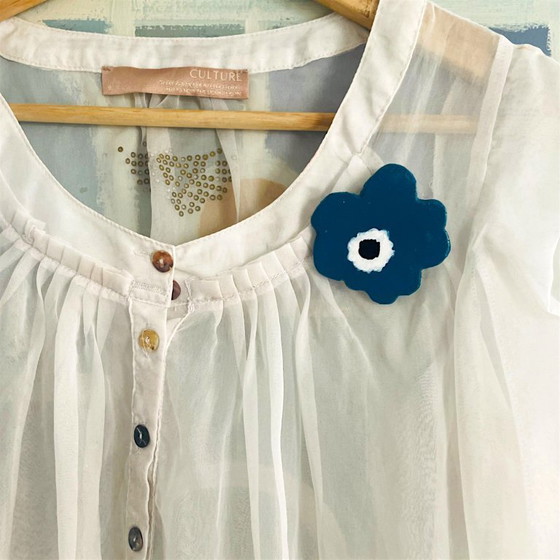 Image 1 of Spilla a mano in legno stile fiore Marimekko