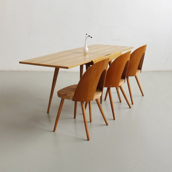 Image 1 of Sillas icónicas de Antonín Šuman con respaldos curvos chapados en madera, estilo moderno de mediados de siglo, década de 1960.