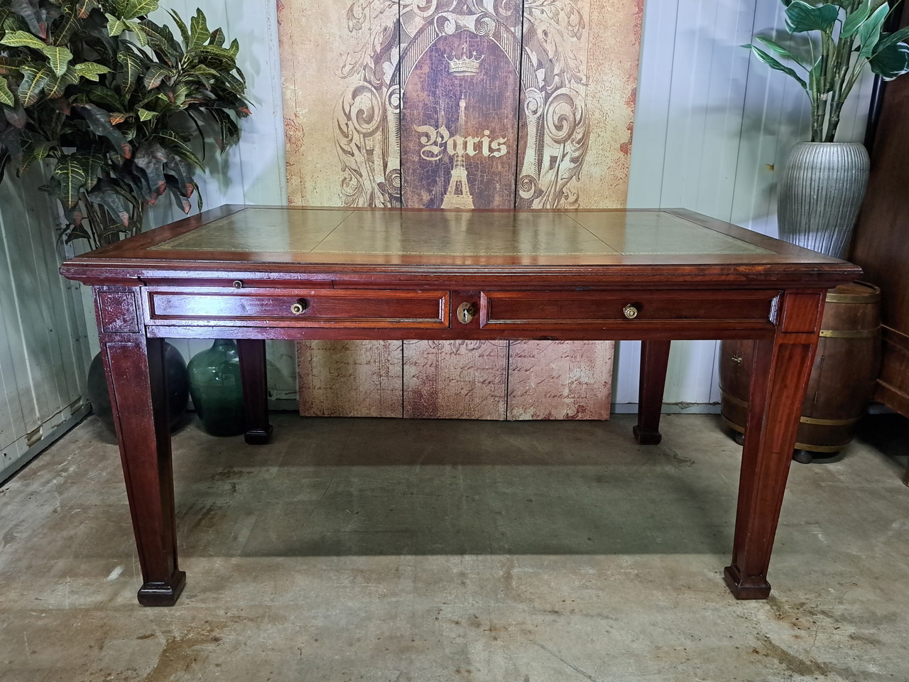 Scrivania antica con intarsi in pelle. Dimensioni: 150x95 cm e altezza 80 cm.