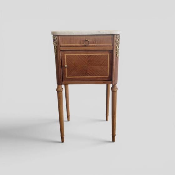 Image 1 of Tavolino laterale in stile Luigi XVI con intarsi, piano in marmo e decorazioni in bronzo dorato.