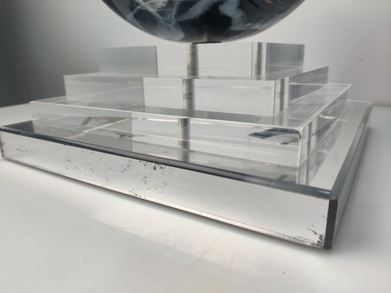 Image 1 of Architektonische Stufenlampe aus Acrylglas mit Glaskugel in Marmoroptik, 1970er Jahre