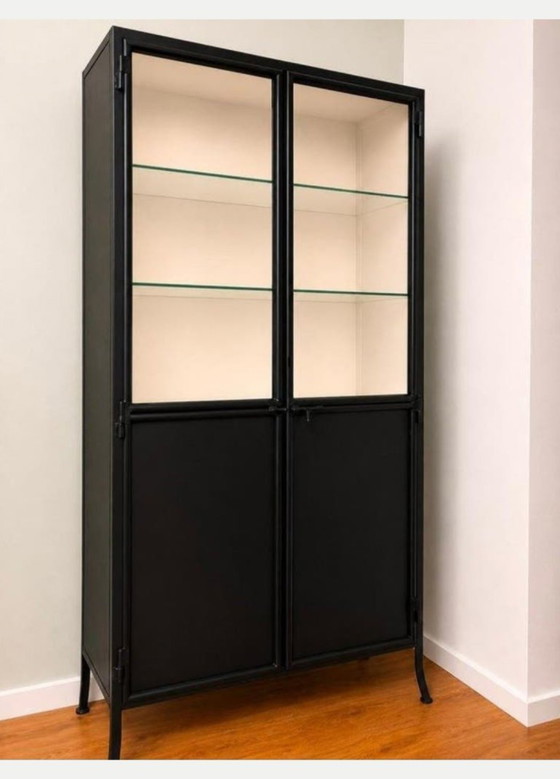 Image 1 of Metalen design vitrinekast. Zo goed als nieuw!