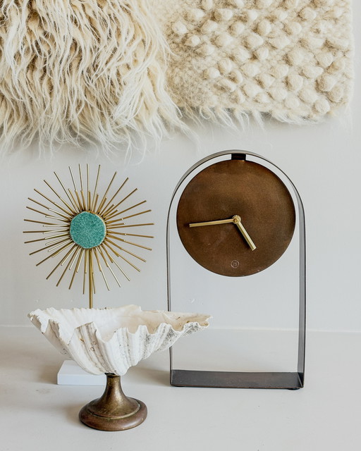 Brutalistische Tafel Klok + Schelp Compote Schotel + Zonnestraal Sculptuur