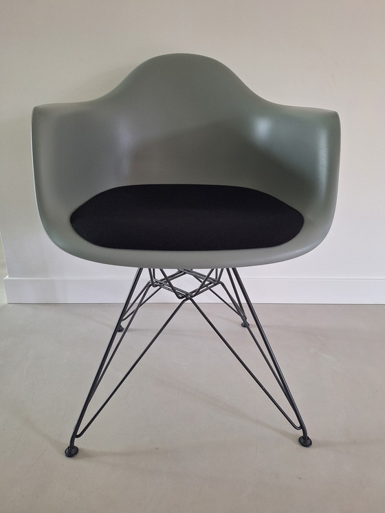 Image 1 of 4x Vitra Eames gris oscuro con base negra
