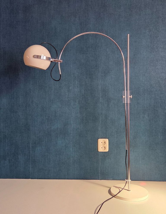 Image 1 of Lampadaire vintage - Lampe arquée avec globe | blanc crème - années 1970