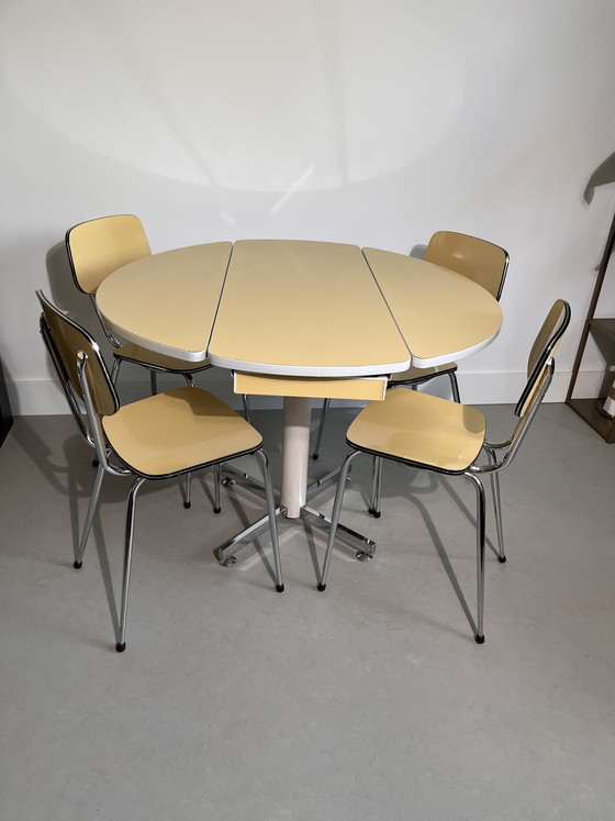 Image 1 of Tavolo in formica color giallo burro con 4 sedie