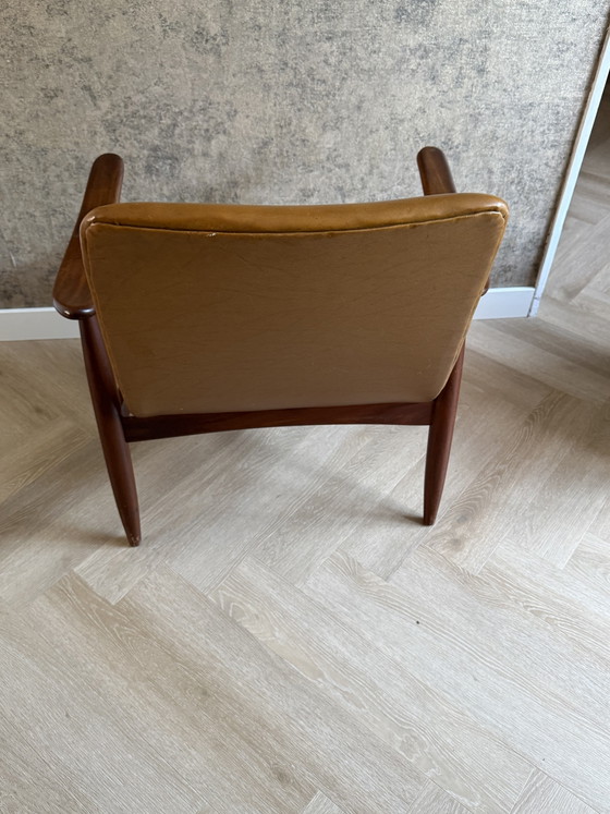 Image 1 of vintage fauteuil is een klassiek ontwerp van Louis van Teeffelen voor Wébé