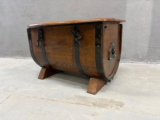 Image 1 of Cassapanca contenitore in rovere a forma di botte con cinghie in metallo nero, anni '30-'40