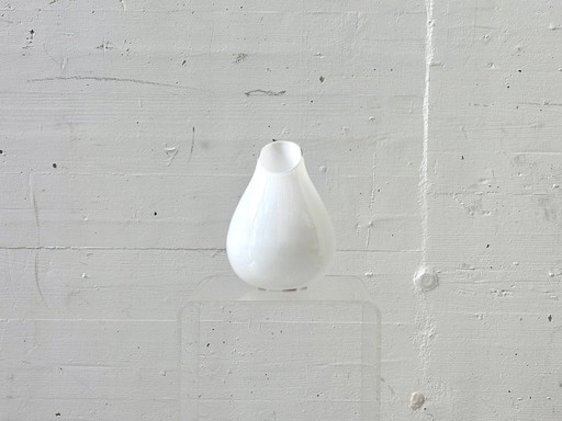 Jarrón de cristal opalino de mediados de siglo, con forma orgánica de lágrima.