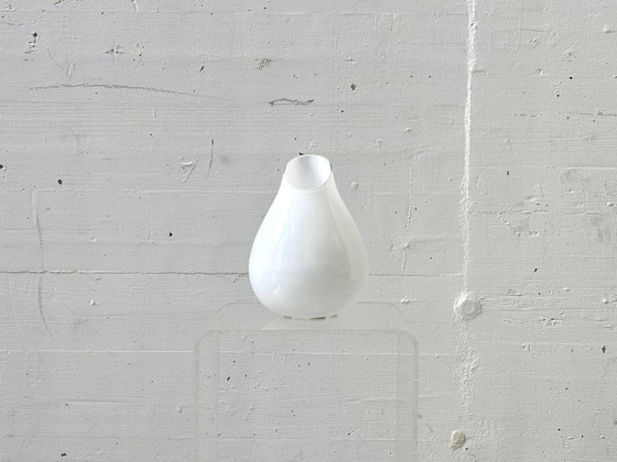 Image 1 of Jarrón de cristal opalino de mediados de siglo, con forma orgánica de lágrima.