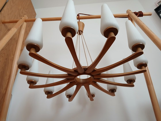 Zeldzaamheid: 12-armige Mid-Century Teak & Opaalglas Kroonluchter van Uno & Östen Kristiansson voor Luxus (photo 7 of 7)