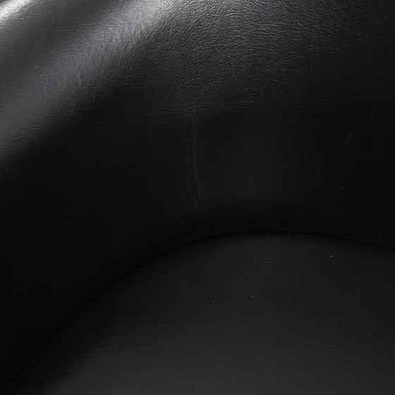 Image 1 of Een paar vintage draaibare fauteuils van zwart kunstleer met chromen onderstellen, daterend uit 1980-1990 en in goede staat.