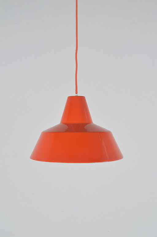 Lampe suspendue en émail conçue par Axel Wedel Madsen pour Louis Poulsen, années 1960