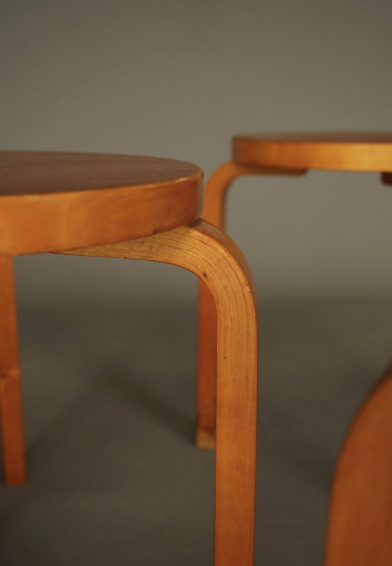 Image 1 of Set van 6 krukken model 60 van Alvar Aalto voor Artek Finland, jaren 1940.