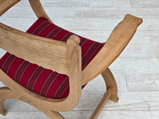 Image 1 of 1970, fauteuil danois, laine d'ameublement rouge d'origine, bois de chêne massif.