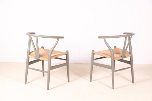 2x Hans J. Wegner CH24 "Wishbone" stoelen voor Carl Hansen & Søn