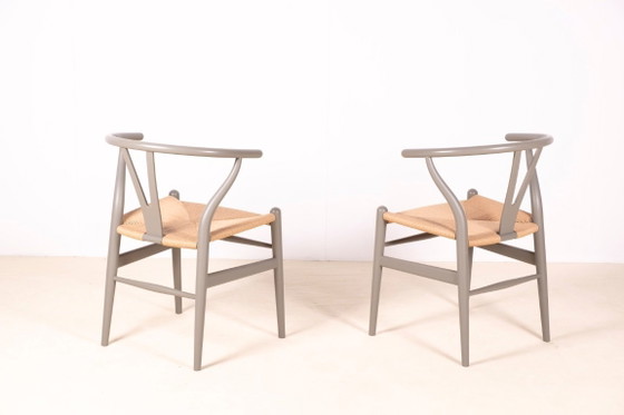 Image 1 of 2x Hans J. Wegner CH24 "Wishbone" stoelen voor Carl Hansen & Søn
