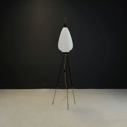 Stilnovo opaline vloerlamp op stalen en messing driepoot.
