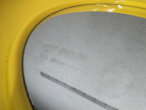 Image 1 of Ronde Gele Spiegel uit de Jaren 70 – in de stijl van Kartell space age 