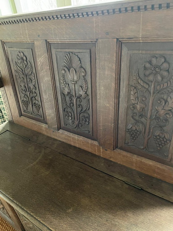 Image 1 of Banc d'église ancien avec sculptures sur bois et espace de rangement