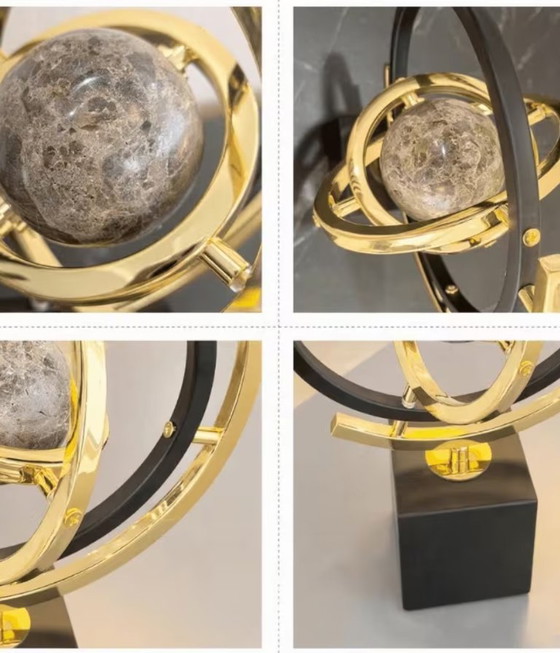 Neue moderne abstrakte Skulptur aus Eisen mit Globus-Optik in Schwarz und Gold, Kunstdekor mit rechteckigem (photo 4 of 9)