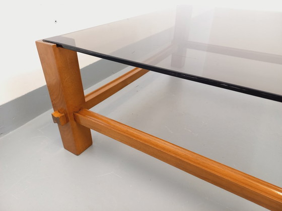 Image 1 of Vintage vierkante Italiaanse Fontana Arte salontafel van hout en gerookt glas uit de jaren 70.