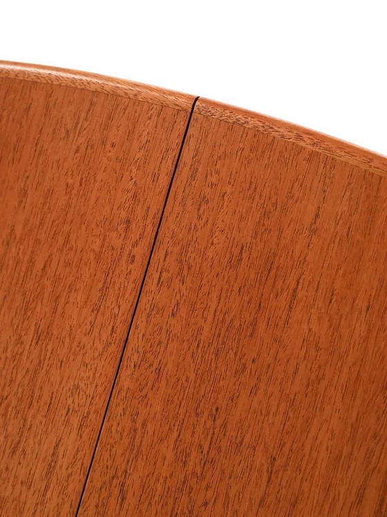 Image 1 of Zweedse uitschuifbare ronde teakhouten tafel uit de jaren 60