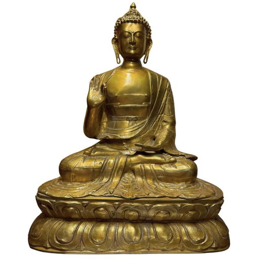Monumental Estatua de Buda Shakyamuni Tibetano Dorado – Obra de Monje – Abhaya Mudra con Túnica Kasaya Grabada a Mano