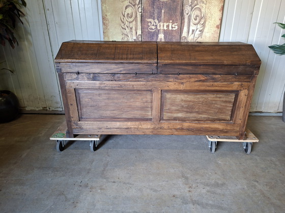 Image 1 of Robusto baule contenitore con cassetti e portabottiglie con serratura e chiave. Dimensioni: 140x56 cm e 73 cm di altezza.