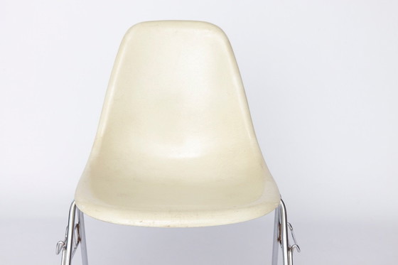 Image 1 of Charles Eames Fiberglass Chair – Model DSS, Mid-Century Modern Design uit de jaren 50, Vintage Origineel met Metalen Onderstel
