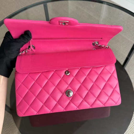 Image 1 of Sac Chanel Classic Flap moyen - Agneau matelassé rose fuchsia, finitions argentées, Série 19