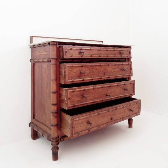 Image 1 of Cómoda de pino oscuro con acabado imitación bambú - Finales del siglo XIX