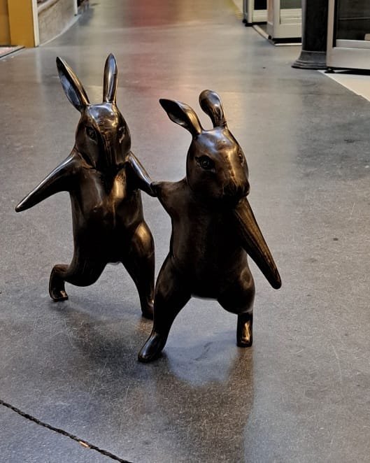 Image 1 of 2 lepri che camminano, bronzo