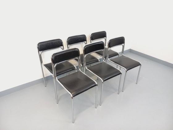 Image 1 of Suite de 6 chaises italiennes empilables vintage en métal chromé et skai noir des années 70 80