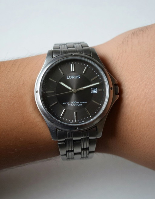 Reloj Lorus Titanium para hombre: ligero, resistente e impermeable.