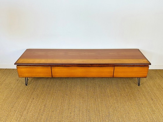 Image 1 of Aparador bajo escandinavo de teca con patas de horquilla, 1960.