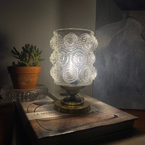 Antique globe table lamp in molded clear glass and brass base (photo 8 of 9)