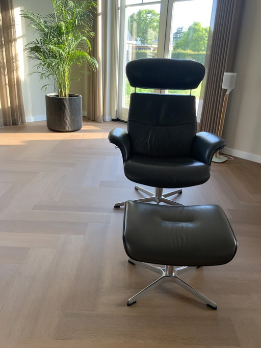 2x Conform Tme Out fauteuils met 1 voetenbank