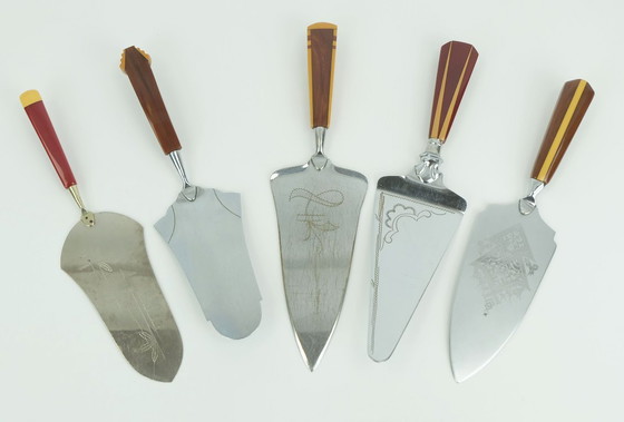 Image 1 of Set van 5 art déco taartlifters met bakelieten handvatten, jaren 1930-1940.