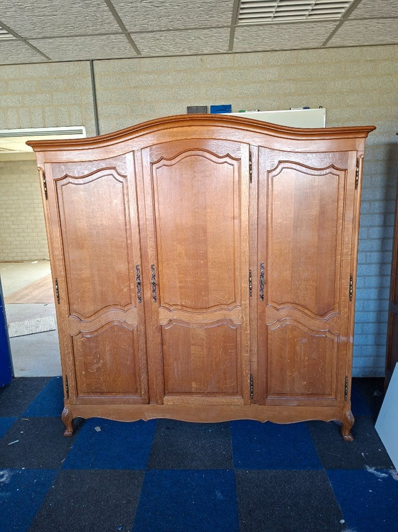 Hölzerner Kleiderschrank mit drei Türen, Kleiderschränke, Holz, Metall, Braun, Klassiek (Foto 5 von 10)