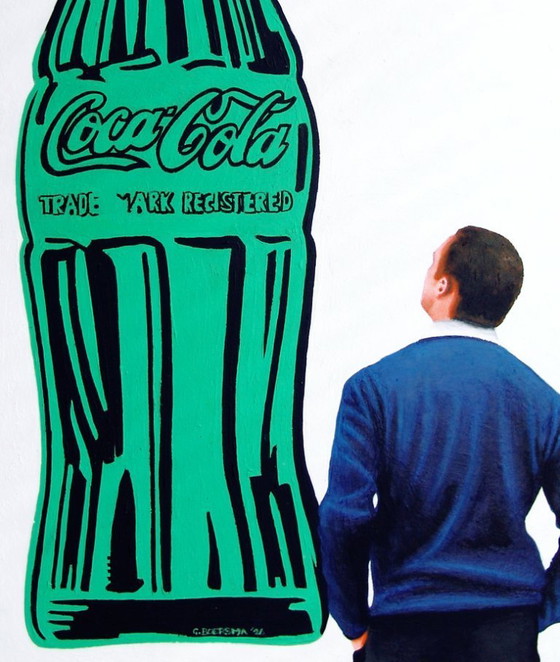 Image 1 of Bouteille de Coca-Cola - Tableau d'un homme regardant une peinture d'Andy Warhol