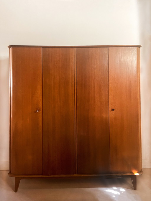 vintage '60s closet round corners