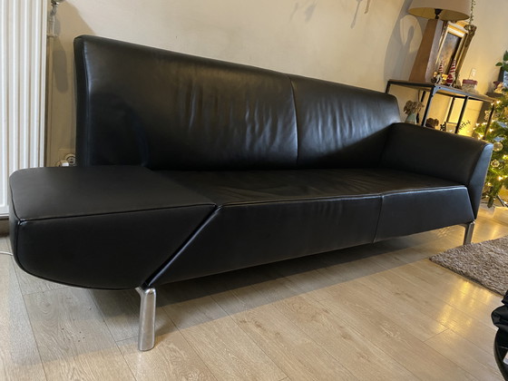 Image 1 of Sofá de diseño en piel negra con reposabrazos regulables.