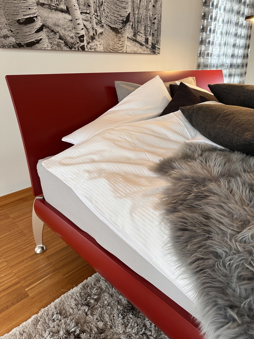 Letto 180 x 200 in legno massello con piedini in acciaio inox e rete a doghe.