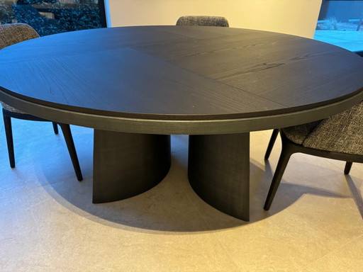 4 chaises en tissu impeccables et une belle table en bois